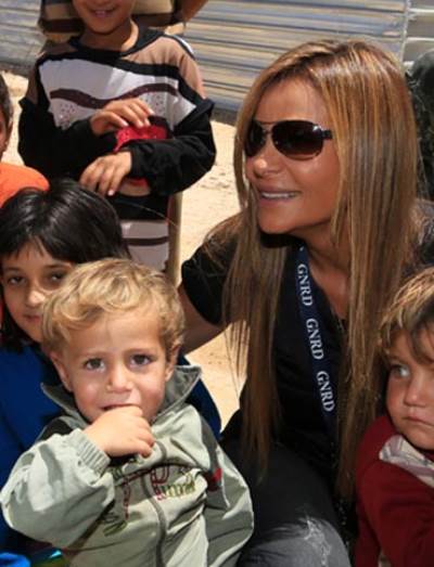  بالصور .. كارول سماحة تزور اللاجئين السورين بالحدود الاردنية 