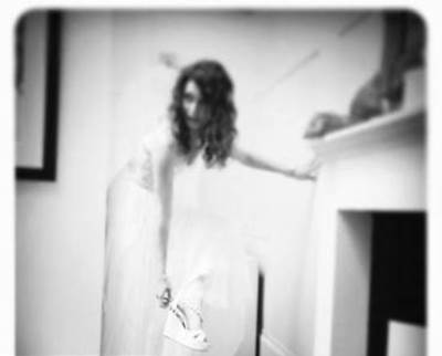 صورة بيرين سات بفستان الزفاف فهل هو فستانها؟