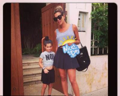 صورة مايا دياب وابنتها ترتديان نفس الأزياء