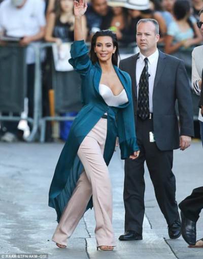 كيم كارداشيان تختار إطلالة فاضحة عند الصدر مع جيمي كيمل