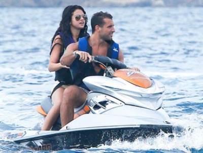 بالصور .. سيلينا جوميز تحتفل بعيد ميلادها مع حبيبها الجديد!