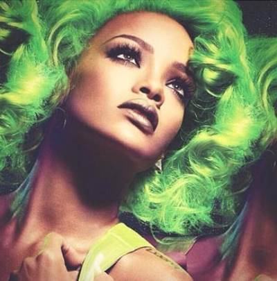  بالصور .. "ريهانا"بشعرها الأخضر خلال حملة ماك الجديدة