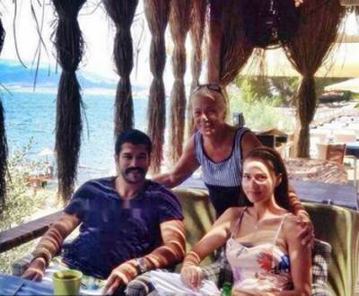 صور التركي مأمون أوغلو وحبيبته الجديدة في رحلة بحرية