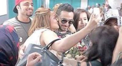  بالصور .. القبلة التي أحرجت تامر حسني