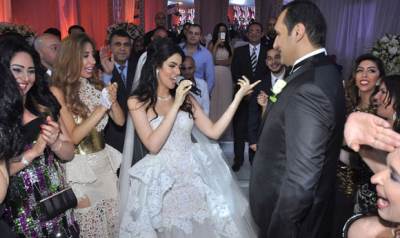  بالصور .. ابنة فيفي عبده تغني لعريسها في حفل زفافهما 