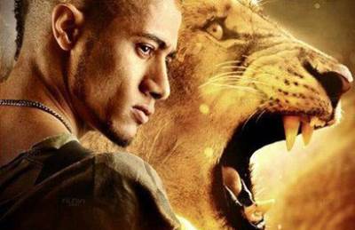 بالصور .. شاهد محمد رمضان وابنه علي فى حمام السباحه