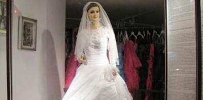 أب يستخدم جثة ابنته كـ "موديل" في محل ملابسه