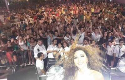 ميريام فارس فى صورة "سيلفي" مع جمهورها