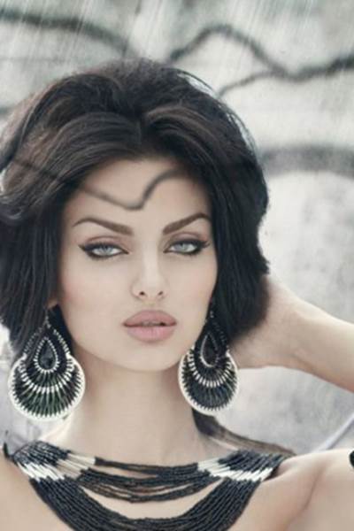 شاهد صور شقيقات ووالدة الإيرانية أجمل نساء الأرض .. أجمل منها