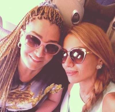 شاهد غادة عبد الرازق بضفائر إفريقية مع ابنتها روتانا داخل الطائرة