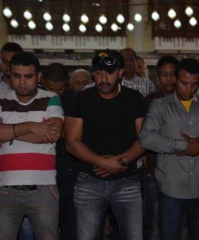 بالصور.. أحمد السقا ومحمد فؤاد وأحمد راتب يواسون رامز جلال وشقيقه ياسر فى تشييع جثمان والدهما