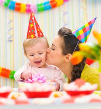 هدايا عملية قدميها لطفليك التوأم في عيد ميلادهما