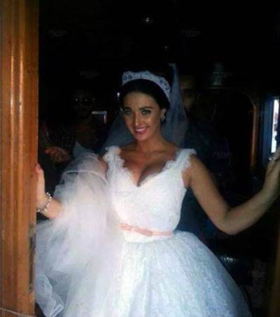 رواد مواقع التواصل يتداولون صور "صافيناز" بفستان الزفاف