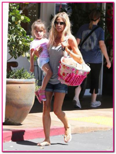 بالصور .. دينيس تتسوق مع بناتها فى بيفرلى هيلز 