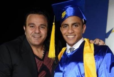 محمد فؤاد يحتفل بتخرّج ابنه ويلتقط "سيلفي" مع ابنته