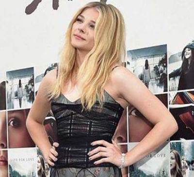 بالصور .. تعرف على حقيقة علاقة كلوي موريتز وإبن ديفيد بيكهام !!