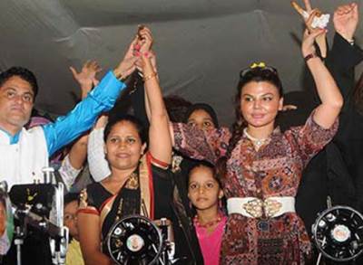  بالصور .. شبيهة هيفاء وهبي توزع ماكنات خياطة للنساء