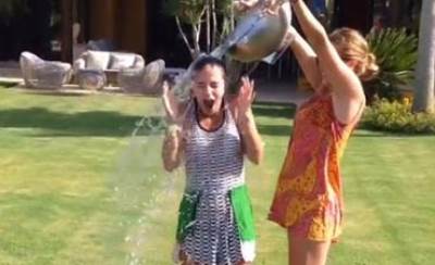  بالصور .. لارا إسكندر تقفز فى الهواء بسبب تحدى الثلج