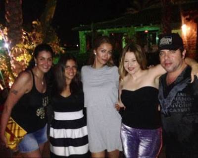 صور غادة عبد الرازق بشورت قصير تثيرالجدل