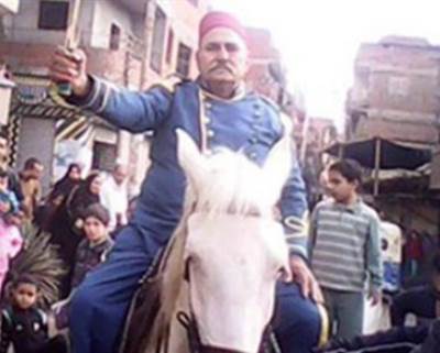 حفيد "عرابي" يزور قناة السويس بزي جدة العسكري