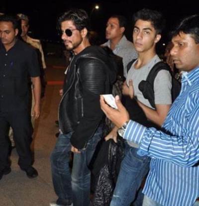 بالصور .. شاروخان يرسل ابنة إلي لندن تحت الحراسة المشددة 