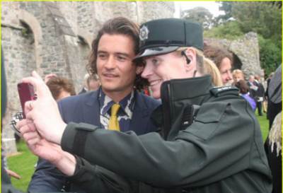 أورلاندو بلوم يلتقط السيلفي مع المعجبين في ايرلاندا