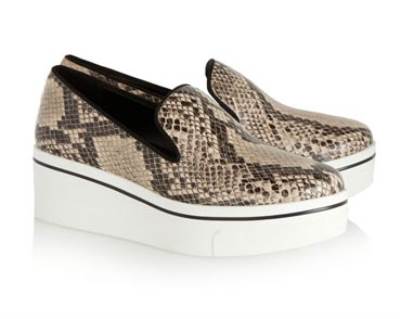  بالصور .. هيفا وهبي ترتدى حذاء جلد الأفعى .. فكم ثمنه؟