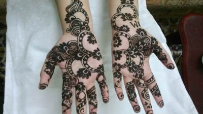 بالصور .. تصميمات رائعة لنقش الحناء لعروس 2014