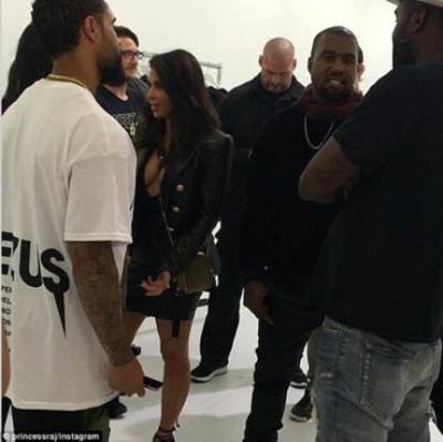 كيم كارداشيان ترتدي بلوزة فاضحة .. خلال افتتاح متجر زوجها في ميلبورن