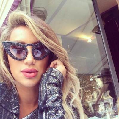   شاهد مايا دياب بنظارة شمسية سوداء مرصعة بفصوص فضية لامعة