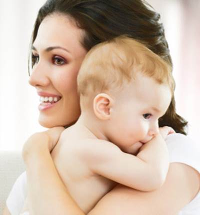 احتضان الطفل أفضل وسيلة لتبديد مخاوفه