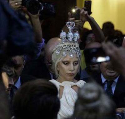 ليدي جاجا تستوحي اطلالتها الجديدة من الأساطير اليونانية القديمة