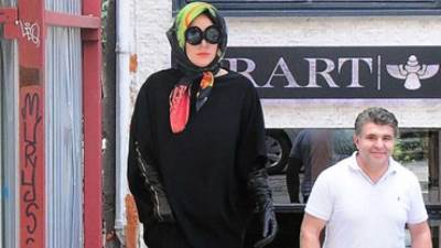 آخر تقاليع "ليدى جاجا" : عباية سودا وحجاب