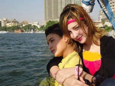  بالصور .. زوجة تامر حسنى مع شقيقها فى رحلة نيلية