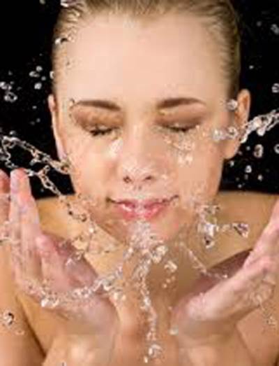  أشياء لا يجب عليك القيام بها عندما يكون لديك حب الشباب