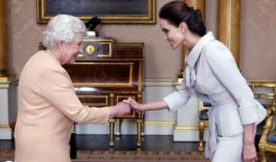 شاهد ملكة أنجلترا تكسر القوانين من أجل أنجلينا جولي