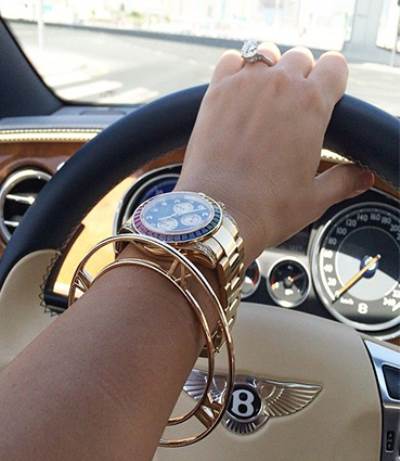 جويل تتباهي بسيارتها واكسسوارتها الفاخرة