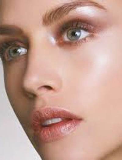 ماسك القرفة والعسل .. لتبييض البشرة وإزالة الهالات السوداء