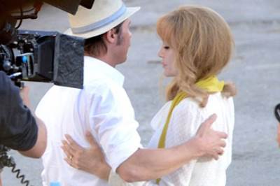 أنجيلينا جولي شقراء وحالة من التوتر مع براد بيت