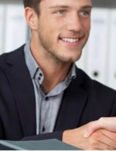 6 أسرار ليحظي الرجل بطلة أنيقة في مقابلات العمل