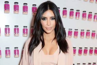 كيم كاردشيان تعود لعرش الجمال والجاذبية بهذه الإطلالة