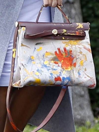 بالصور .. كيم كاردشيان تحمل حقيبة مرسومة بأيدي ابنتها