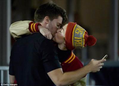 مايلي سايروس تقبّل حبيبها .. وتصور إعلاناً عاريةً