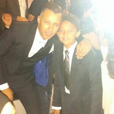 صورة أحمد فهمي وابنه وشبه كبير يجمعهما