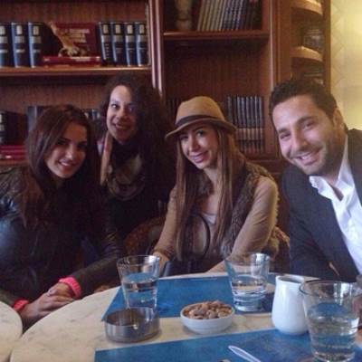 صورة تجمع درة زروق بأصدقائها في بيروت