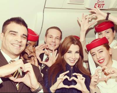 صورة نانسي عجرم تنشر الحب في طيران الإمارات