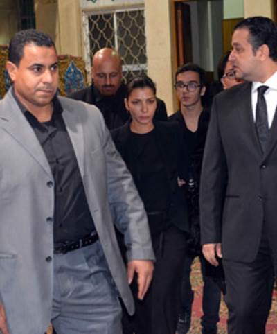 منى زكي .. انس الفقي .. حراسة مشددة .. ابرز مشاهد عزاء أيهم شقيق آصالة