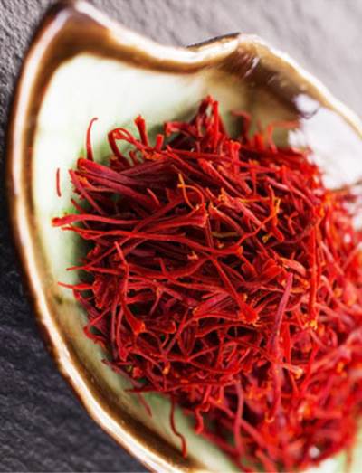 تخلصى من بقع الجلد بواسطة الزعفران والكسار