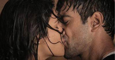  شاهد "قبلة" نجمى بوليوود شارادا داس وكارنفير شارما تستغرق"نص يوم"لتصويرها 