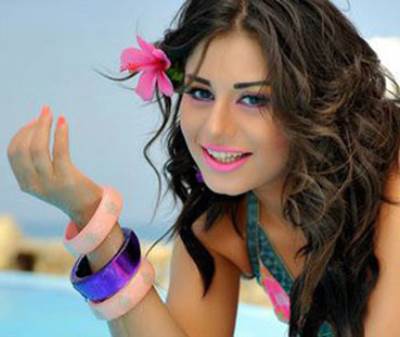 منة فضالي تجري عملية جراحية بالرحم